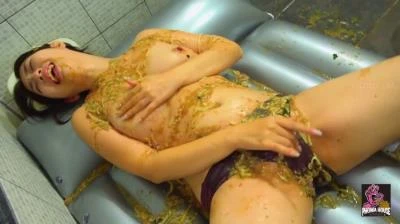 個撮 喉奥鬼調教 爆裂噴射ゲロ 2 - Japanese girls eating, puking and masturbating in own vomit [FullHD 1080p]