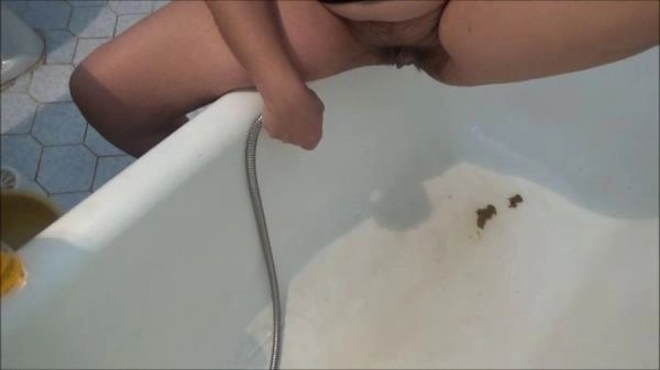 Mistress Roberta - Diarrhea And Enema [SD]