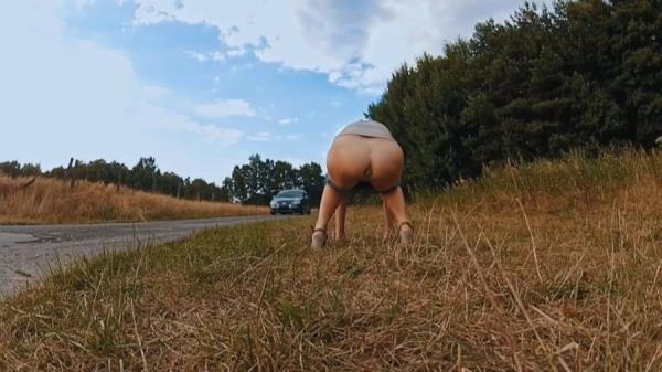 Mia Skye aka MiaRoxxx - OMG Caught Outside While Pooping [HD 720p]