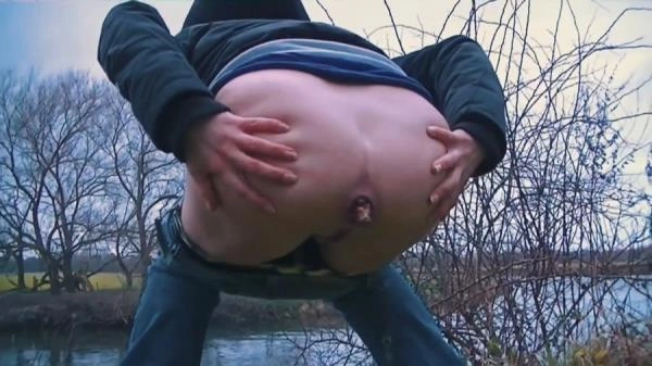 Mia Skye aka MiaRoxxx - Cold Autumn Day Outdoor Shit [HD 720p]