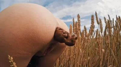Mia Skye aka MiaRoxxx - HUGE Summer Field Poop [HD 720p]