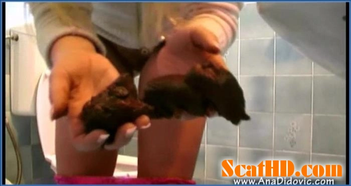 Ana Didovic and Santara's Intimate Voyeur Potty Session download from ScatHD.com 