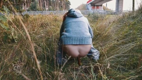 Mia Skye aka MiaRoxxx - Highway Pooping 3 [HD 720p]