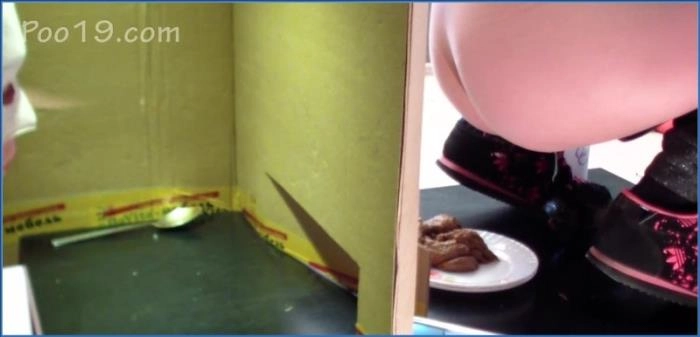 MilanaSmelly Dominates Toilet Slave with Scat and Piss in HD