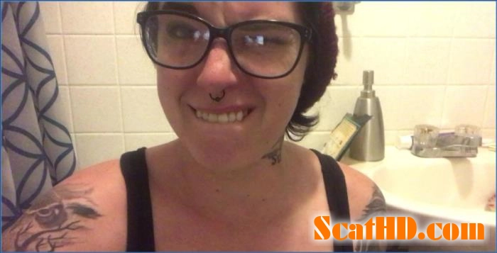 Farting Video: Missellie in a Brutal Peeing ScatShop Solo video download from ScatHD.com 