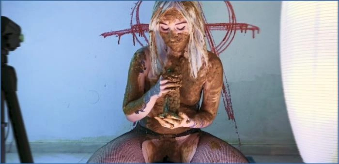 Dirty Betty's nasty Scat Femdom and Pissing vid in FullHD