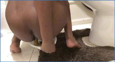 Syren Poops, Pees, and Plays with Dildos in This Scat Porn Release