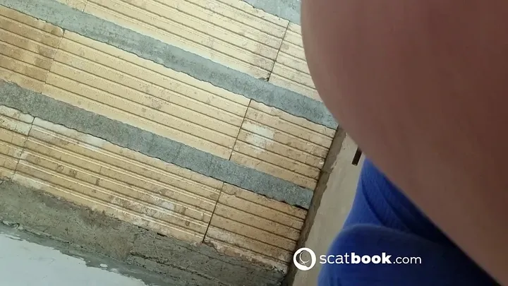 Flornatiii Squats for a Quick One-Minute Scat Release - Watch download from ScatHD.com 