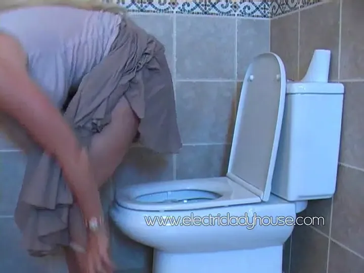 Ana Didovic Squats and Spreads Her Scat Mess in Electric Lady House download from ScatHD.com 