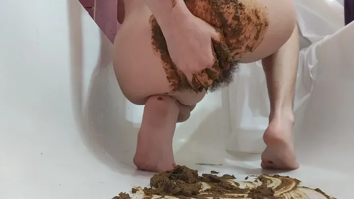 PiPayPipo Smears Warm Kaviar in a Pristine Bathtub for Extreme Solo download from ScatHD.com 