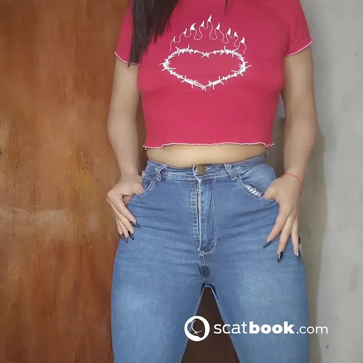 Flornatiii Squats and Drops a Soft Load in a Quick, Cheerful Scat Clip download from ScatHD.com 