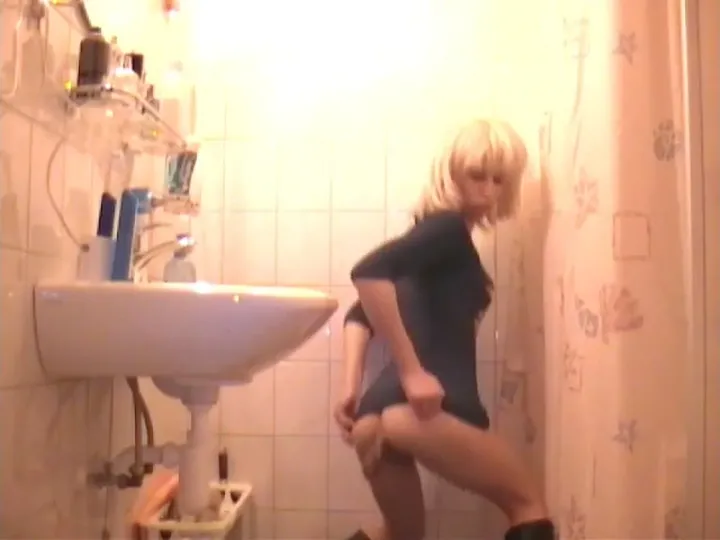 Nicole Takes a Messy Solo Poop in This Bareback and Honest Scat download from ScatHD.com 