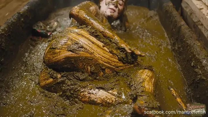 Lyndra Lynn Drenches in a Grubby Manure Shower for Extreme Scat Play download from ScatHD.com 
