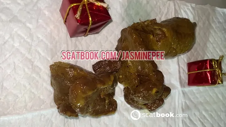 Jasminepee Unwraps Her Festive Solo Piss and Scat Surprise