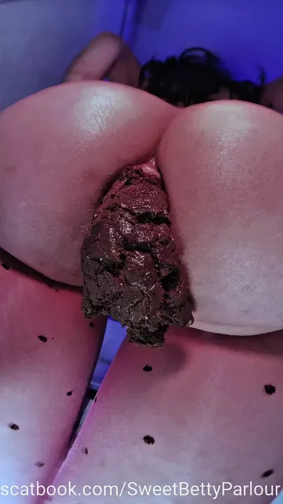 Betty Shows Off Her Sweet Kaviar Skills in a Brief and Messy Solo