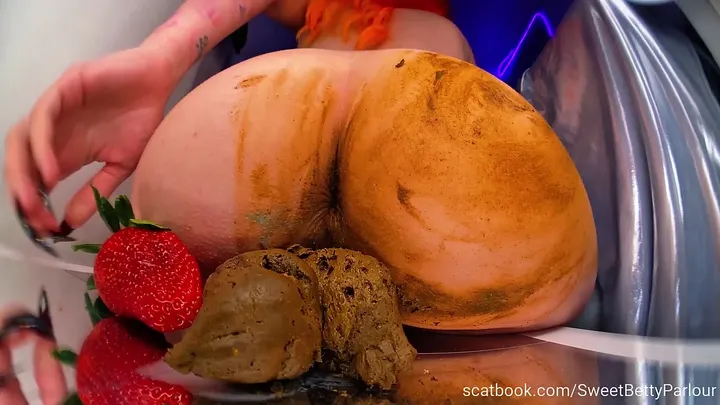 Sweet Betty Transforms from Innocent to Messy in an Amateur Scat Solo download from ScatHD.com 