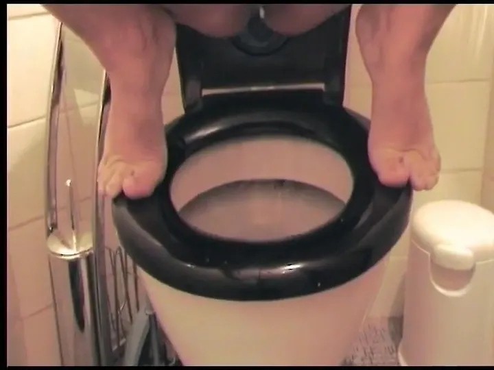 Solo Scat Mess Builds Slowly in This Relaxed Natural Defecation Clip download from ScatHD.com 